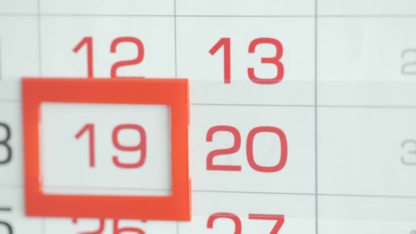 As mulheres entregam a data de modificações de escritório no calendário de parede. Alterações 19 a 20 — Vídeo de Stock