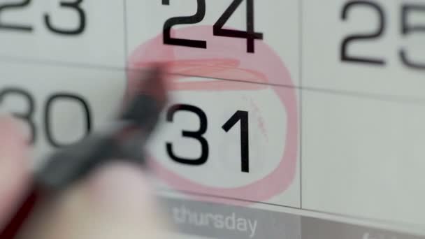 Mujer círculo de mano y pintura sobre el día en el calendario de papel. 31 días del mes — Vídeos de Stock