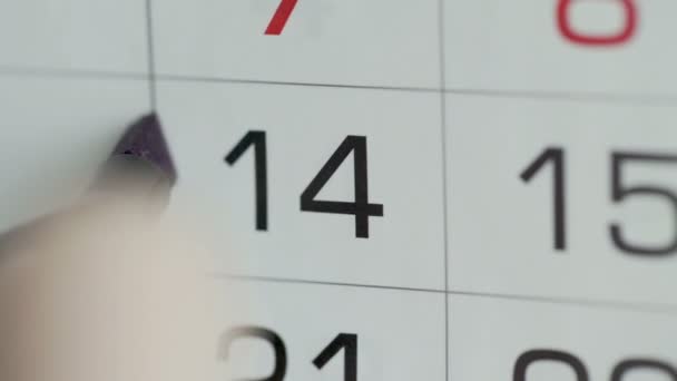 Giorno di cerchio di mano di donna su calendario di carta. 14 giorno del mese — Video Stock