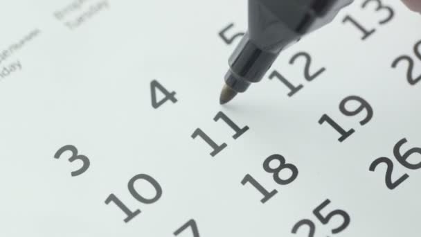 Vrouwelijke handcirkeldag op papieren kalender. 11e dag van de maand — Stockvideo