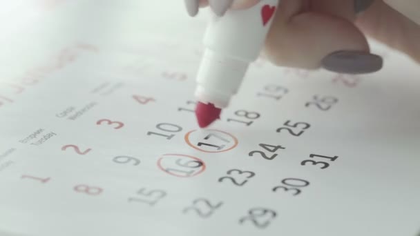 Dia de círculo de mão de mulher no calendário de papel. 17o dia do mês — Vídeo de Stock