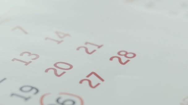 Giorno di cerchio di mano di donna su calendario di carta. 28 giorno del mese — Video Stock