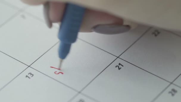 Escribir a mano para mujer con pluma roja en el calendario de compras de palabras — Vídeos de Stock