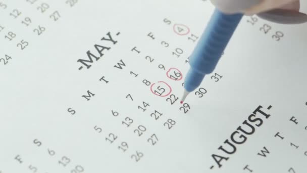 Dia de círculo de mão de mulher no calendário de papel. 29o dia do maio — Vídeo de Stock