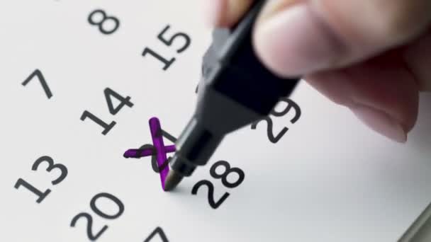 Woman hand cross 21st day of the month on paper calendar — Stock Video