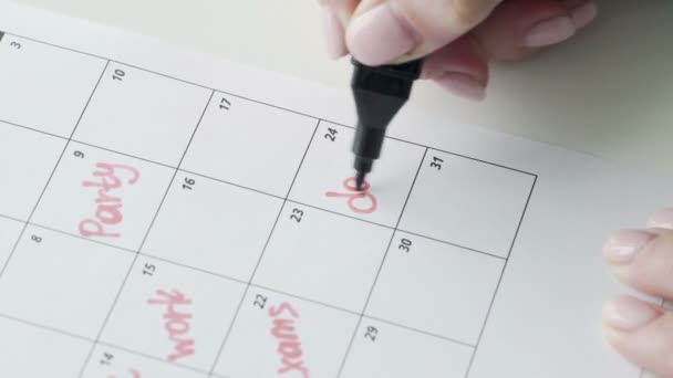 Vrouwen handschrift met rode vilten pen op kalenderwoord DATUM — Stockvideo