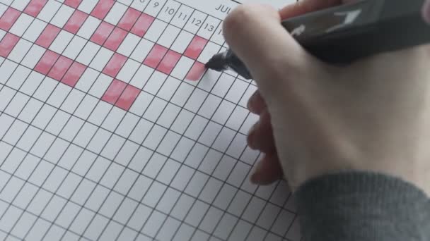 Marcação de dias em um calendário por caneta de feltro vermelha — Vídeo de Stock