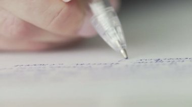 Kalemle yazan makro kadın..