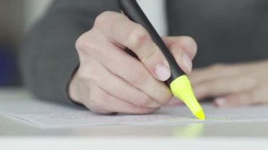 Sarı Vurgulayıcı İşaretleyici ile kadın el işaretleme metni