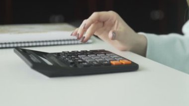 Öğrenci büyük bir düğme hesap makinesi kullanıyor