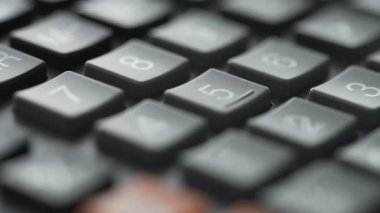 Kadınların parmaklarını büyük bir düğme hesap makinesi kullanarak makro pozu