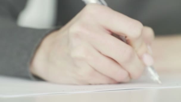Nahaufnahme einer Frau, die mit Stift schreibt. — Stockvideo