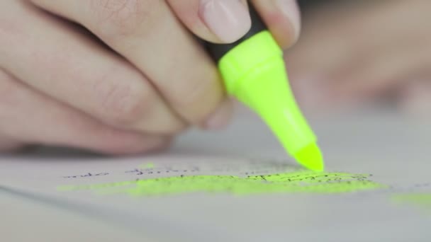 Макро зеленого маркера "Highlighter", выделяющего фразу в тексте — стоковое видео