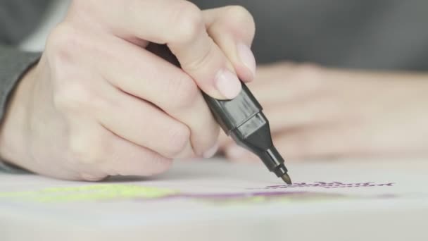 Macro de femme écrivant avec Dark Violet Marker — Video