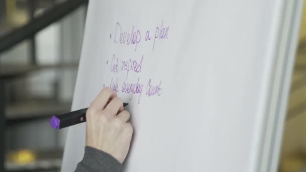 Fechar o negócio mulher mão escrever plano de negócios no flipchart . — Vídeo de Stock