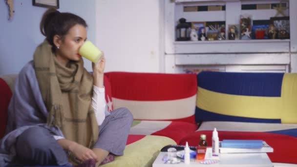 Άρρωστη νεαρή γυναίκα ζεσταίνεται με το τσάι και τον έλεγχο της θερμοκρασίας — Αρχείο Βίντεο