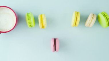 Makaronlar ya da pastel mavi yüzey üzerinde kırmızı bardakta kahve ile makarna..