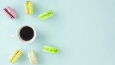 Makaronlar ya da pastel mavi yüzeyde beyaz bardakta espresso..