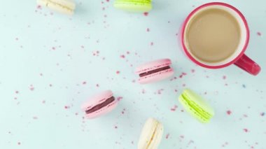 Makaronlar ya da pastel mavi yüzey üzerinde kırmızı bardakta kahve ile makarna..