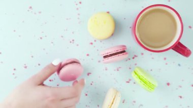 Makaronlar ya da pastel mavi yüzey üzerinde kırmızı bardakta kahve ile makarna..
