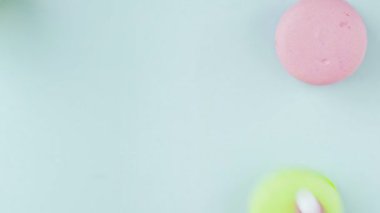 Makaronlar ya da pastel mavi yüzeyde badem kurabiyesi. Kapat..