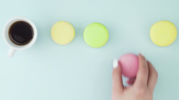 Makronen oder Macaron auf pastellblauer Oberfläche mit Espresso in weißer Tasse. — Stockvideo