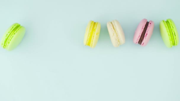 Macaroons ou macaron na superfície azul pastel com café expresso em xícara branca. — Vídeo de Stock