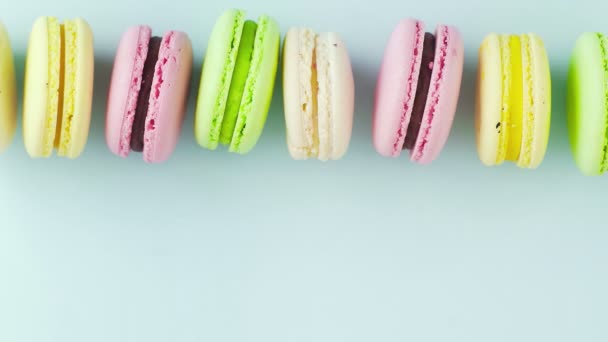 Macaroons ou macaron na superfície azul pastel. Fechar . — Vídeo de Stock