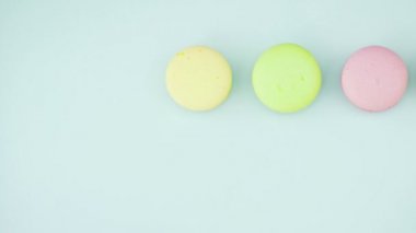 Makaronlar ya da pastel mavi yüzey üzerinde kırmızı bardakta kahve ile makarna..