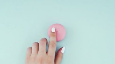 Pembe makaronlar ya da pastel mavi yüzeyde makarna. Kapat..