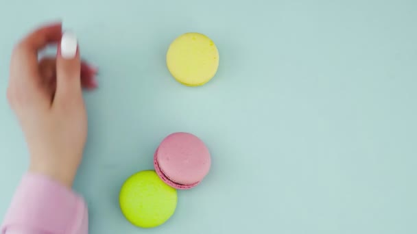 Macarons of macaron op pastelblauwe ondergrond met koffie in rode beker. — Stockvideo