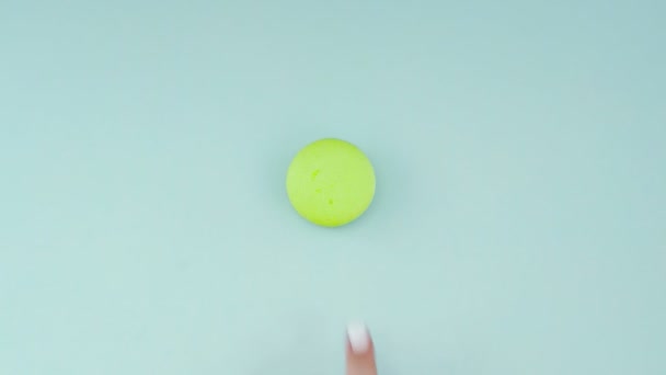 Gröna makaroner eller makaroner på pastellblå yta. Närbild. — Stockvideo