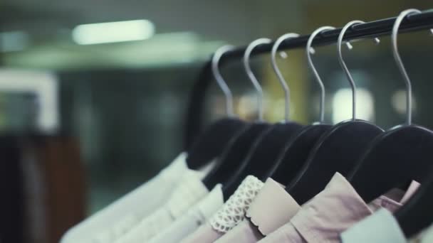 Close-up: een hanger voor kleding. Kleerhangers. — Stockvideo
