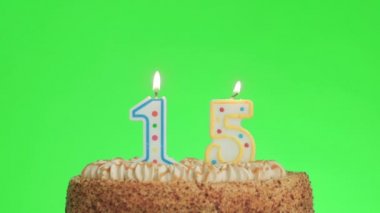 15 numaralı doğum günü mumunu nefis bir pastaya üflüyorum, yeşil ekran 15.