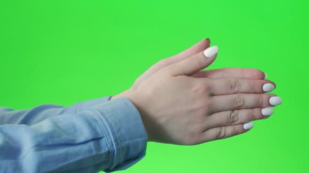 Girl doing claps her hands on a green screen background — Stock Video