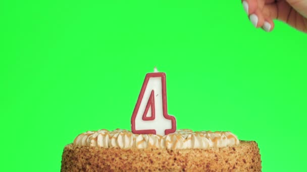 Encendiendo una vela de cumpleaños número cuatro en un delicioso pastel, pantalla verde 4 — Vídeos de Stock