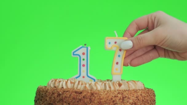 Mettre un numéro dix-sept bougie d'anniversaire sur un délicieux gâteau, écran vert 17 — Video