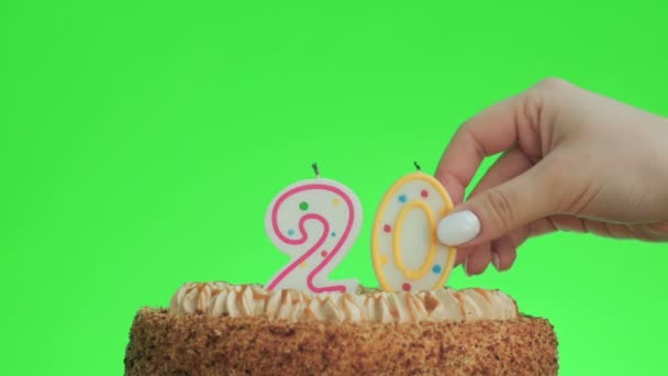 Lägga ett nummer tjugo födelsedagsljus på en läcker kaka, grön skärm 20 — Stockvideo