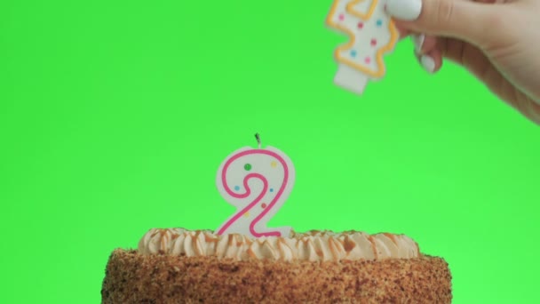 Poner un número veinticuatro vela de cumpleaños en un delicioso pastel, pantalla verde 24 — Vídeo de stock