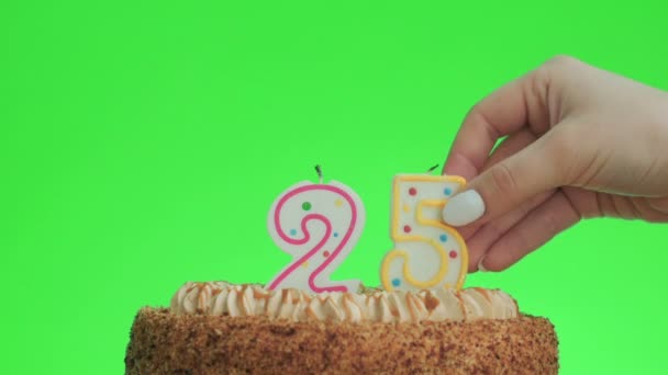 Lägga ett nummer tjugofem födelsedagsljus på en läcker kaka, grön skärm 25 — Stockvideo