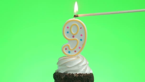 Encendiendo una vela de cumpleaños número nueve en un delicioso pastel de taza, pantalla verde 9 — Vídeos de Stock