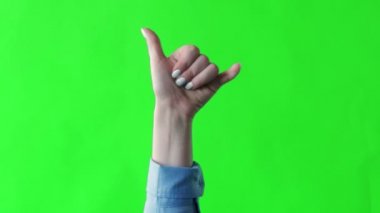 El, yeşil ekrandaki Shaka işaretini gösteriyor Hawaii jesti rahatla