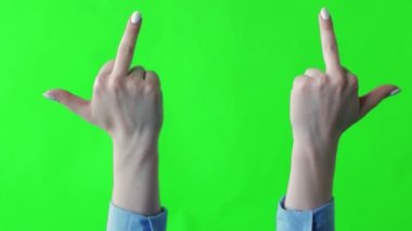 Kadın eli el hareketi gösterir. Siktir git ya da siktir git.
