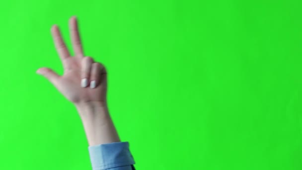 Pantalla verde. Chromakey. La mano femenina muestra tres dedos — Vídeos de Stock