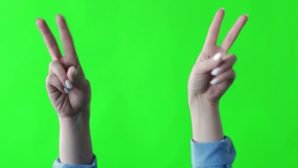 Apertando as mãos menina gesto denotando a paz. Estúdio tela verde — Vídeo de Stock