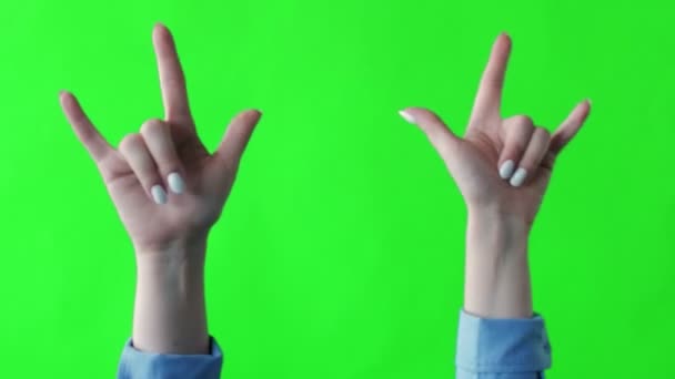 Znak rohů s prsty na zelené obrazovce. Simbol z těžkých kovových skal. Gesta s prsty jedné ruky. — Stock video