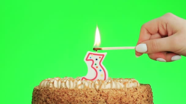 Accendere una candela numero tre compleanno su una deliziosa torta, schermo verde 3 — Video Stock