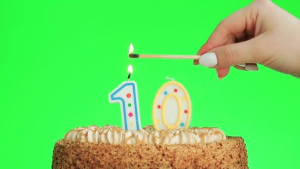 Зажигание свечи на десятый день рождения на вкусном торте, зеленый экран 10 — стоковое видео