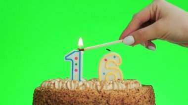 On altı numaralı doğum günü mumunu yakıyorum. Lezzetli bir pasta, yeşil ekran 16.