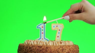 On yedi numaralı doğum günü mumunu yakıyorum leziz bir pastada, yeşil ekran 17
